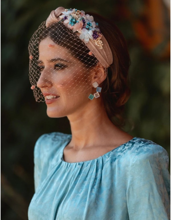 Guest headband with flowers and knot in sinamay