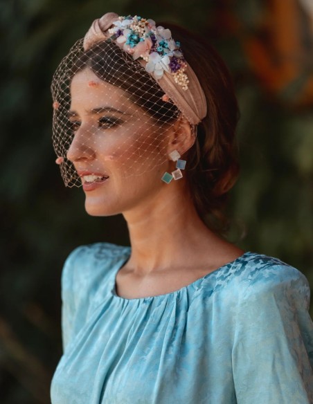 Diadema para invitada con flores y nudo en sinamay en tonos rosas