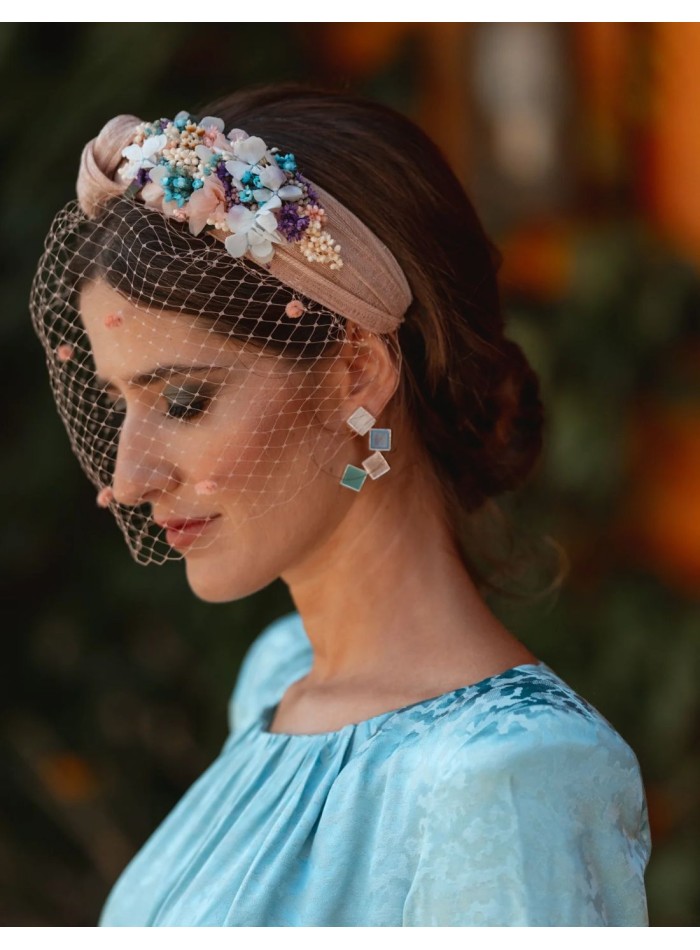 Guest headband with flowers and knot in sinamay