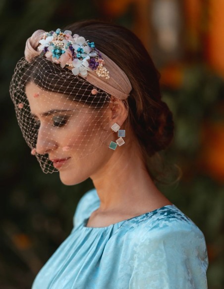 Bandeau d'invité avec fleurs et nœud en sinamay