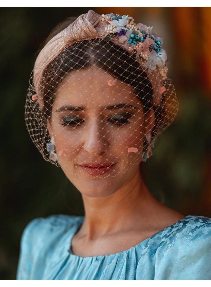 Guest headband with flowers and knot in sinamay