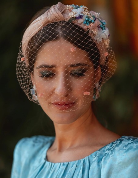 Guest headband with flowers and knot in sinamay