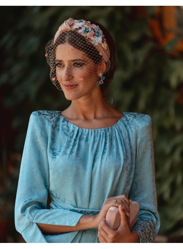 Bandeau d'invité avec fleurs et nœud en sinamay