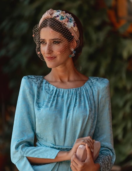 Bandeau d'invité avec fleurs et nœud en sinamay