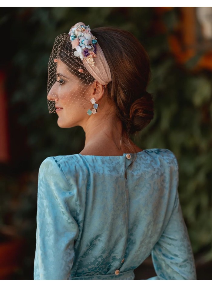 Guest headband with flowers and knot in sinamay