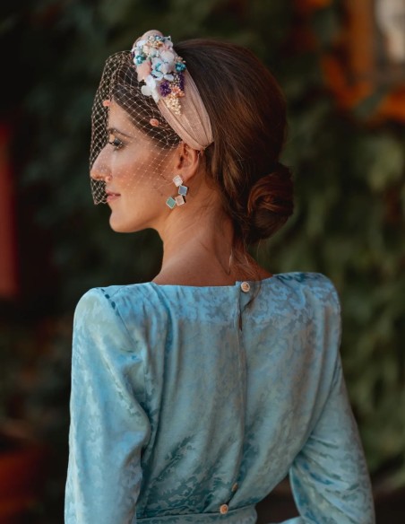 Diadema para invitada con flores y nudo en sinamay