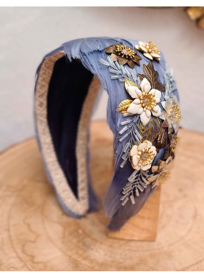 Diadema para invitada con decoración lateral de plumas y flores en tono azul