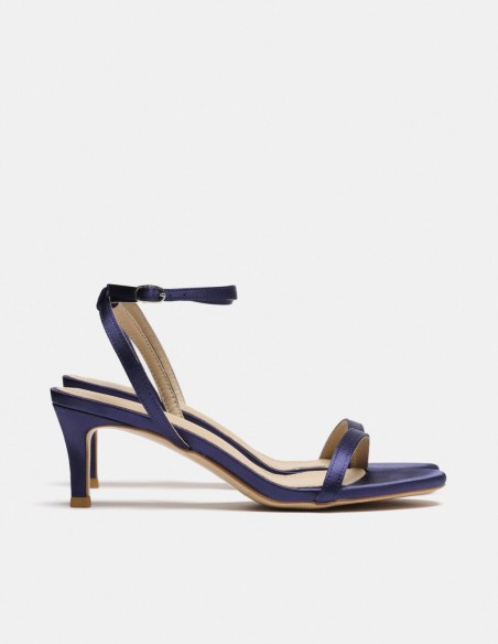 Low heel sandal with satin finish