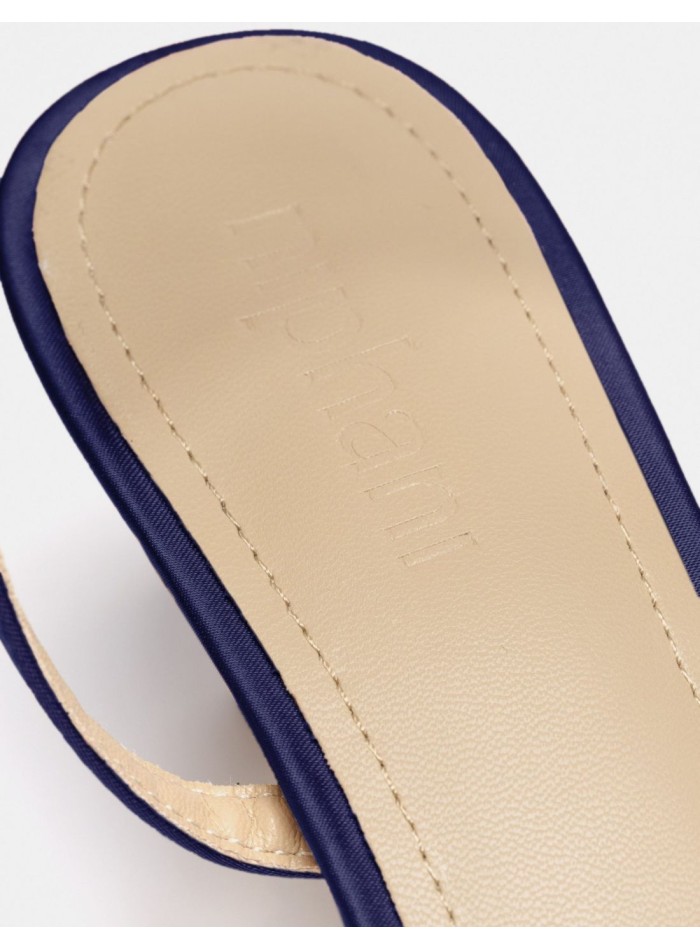 Low heel sandal with satin finish