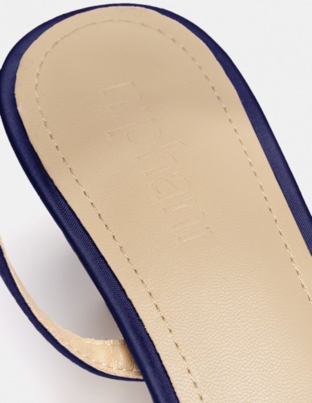 Low heel sandal with satin finish