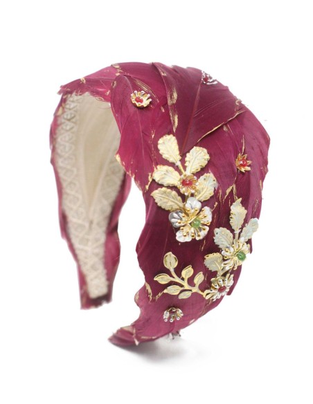 Diadema para invitada con plumas teñidas y cuentas de cristal en tono burdeos