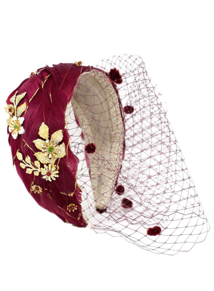 Diadema para invitada con plumas teñidas y cuentas de cristal con velo