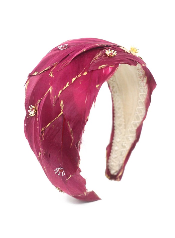 Diadema en burdeos para invitada con plumas teñidas y cuentas de cristal