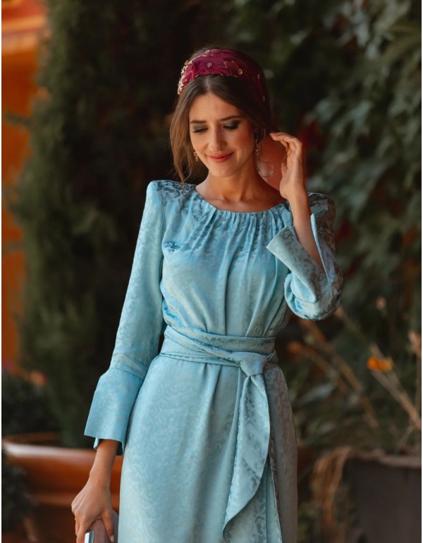 Diadema para invitada con plumas teñidas y cuentas de...