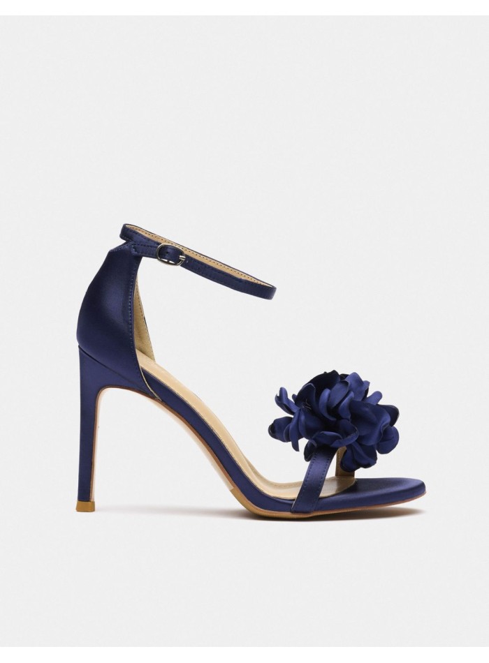 Clip-on shoe accessory with flower