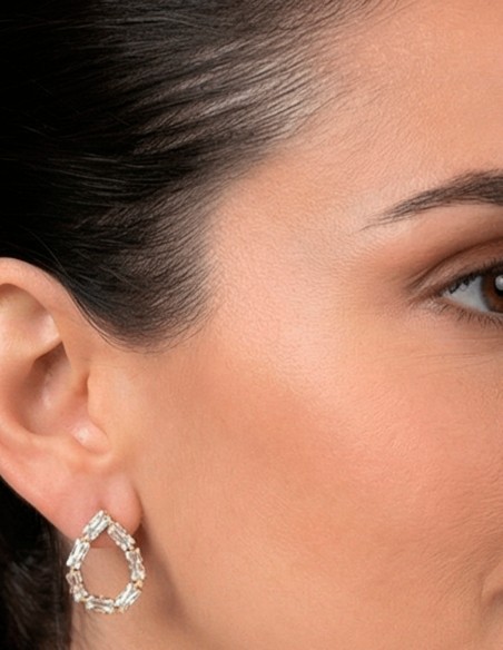 Teardrop-shaped earrings with crystals