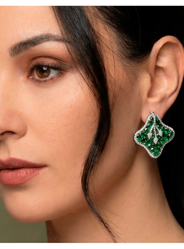 Boucles d'oreilles Fleur de Lotus avec pierres semi-précieuses en vert émeraude