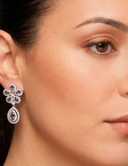 Boucles d'oreilles composées de fleurs et de gouttes d'eau faites à la main avec des pierres semi-précieuses en lilas