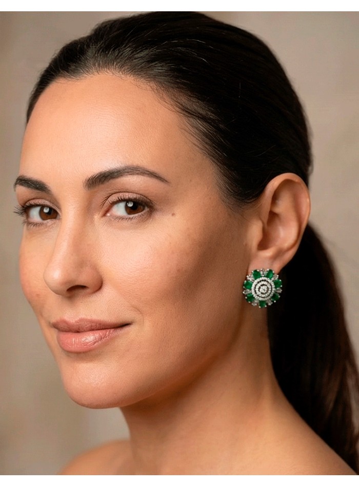 Boucles d'oreilles artisanales plaquées rhodium avec pierres semi-précieuses vertes