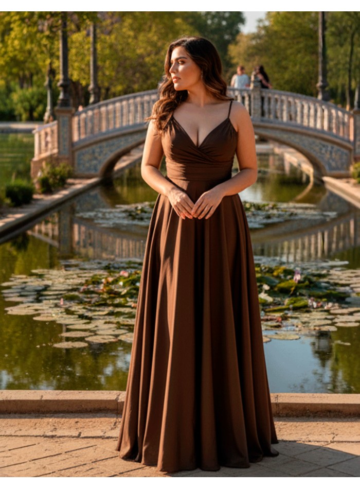 Curvy Long Robe longue en satin marron à...