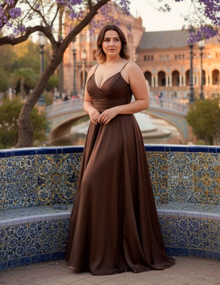 Curvy Long Robe longue en satin marron à encolure dégagée
