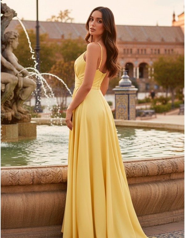 Robe longue en satin jaune avec encolure et ouverture en forme de cœur
