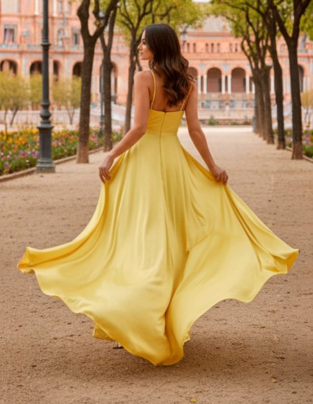 Vestido Largo Satinado Amarillo con Escote Corazón y Abertura