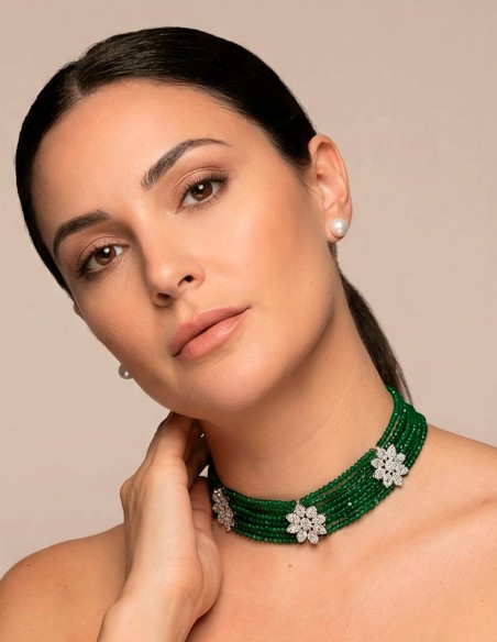 Choker Artesanal de Pedrería Verde con Flores de Cristal y Metal