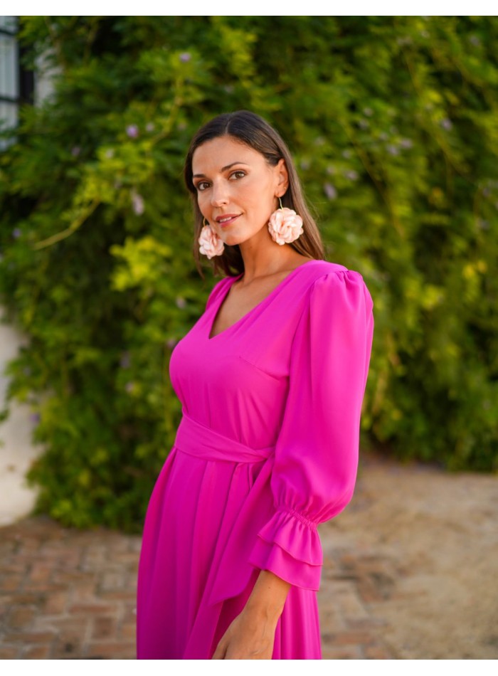 Vestido midi color buganvilla en tejido fluido para boda de día