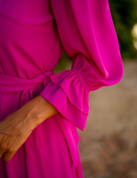 Vestido midi color buganvilla para invitada confeccionado en tejido fluido