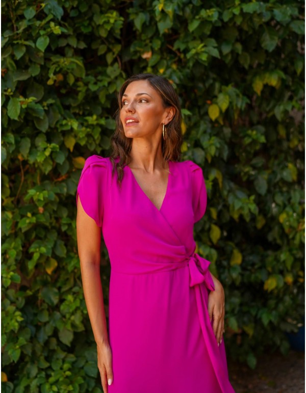 Vestido midi color buganvilla para invitada con escote en V