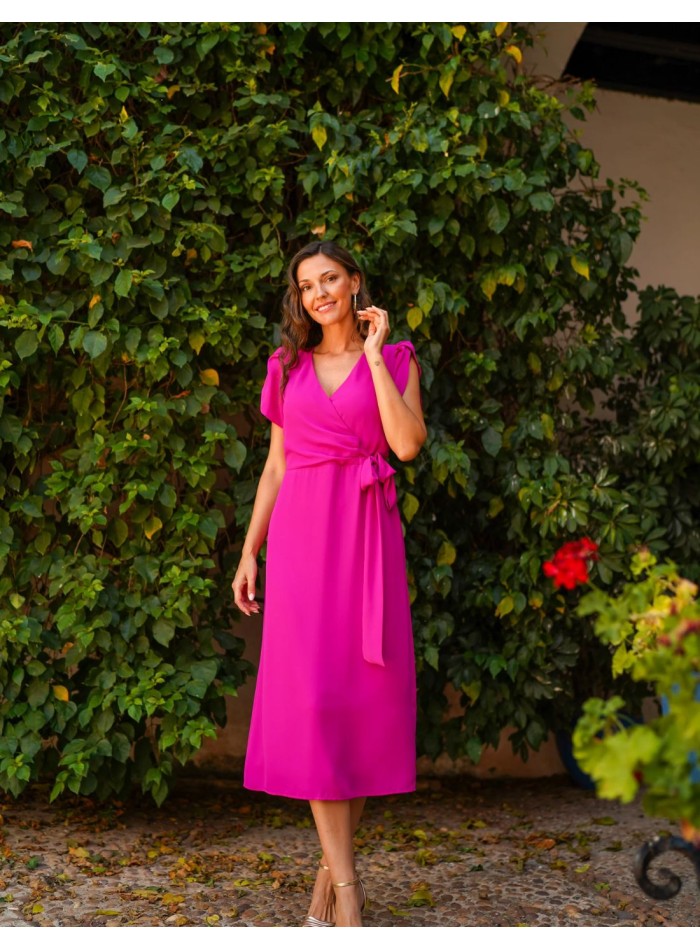 Vestido midi de invitada con tejido fluido