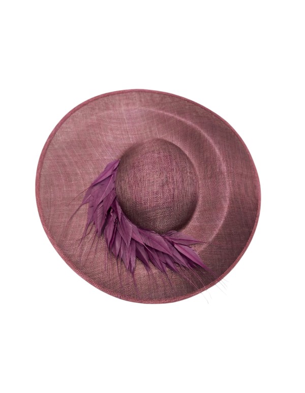 Pamela de invitada clásica con montaje de plumas en malva 2