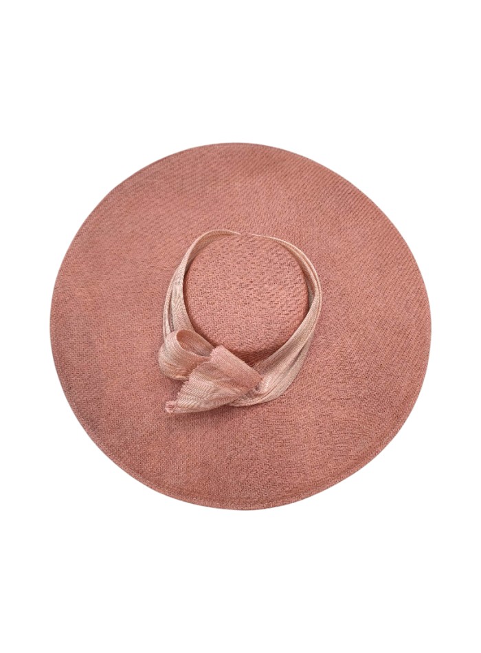 Pamela de invitada clásica con nudo sinamay en rosa maquillaje