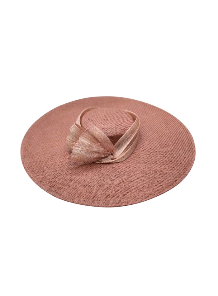 Pamela de invitada clásica con nudo sinamay en rosa maquillaje