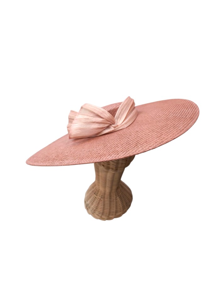 Pamela de invitada clásica con nudo sinamay en rosa maquillaje