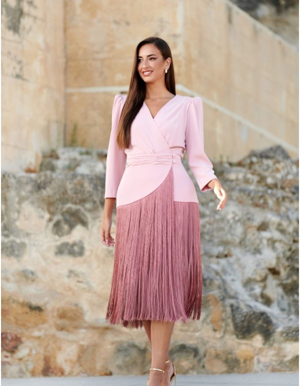 Vestido midi en crepé con flecos para invitada