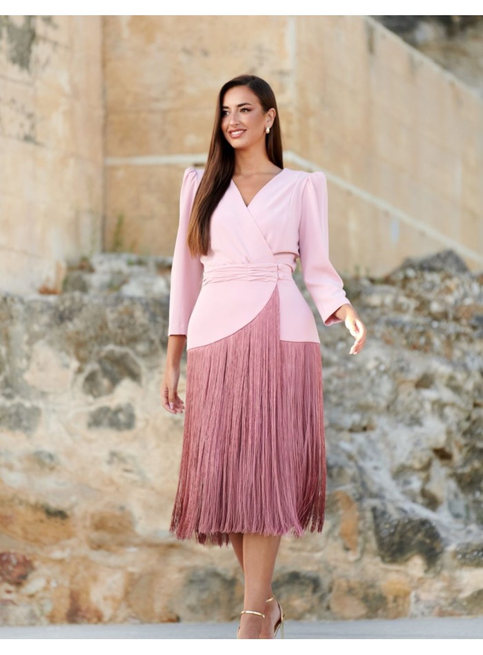 Vestido midi en crepé con flecos para invitada