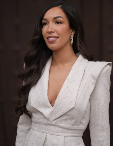 Vestido de invitada midi blanco estilo smoking en tejido jacquard