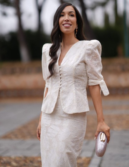 Ensemble deux pièces avec veste boutonnée et jupe crayon en tissu perforé