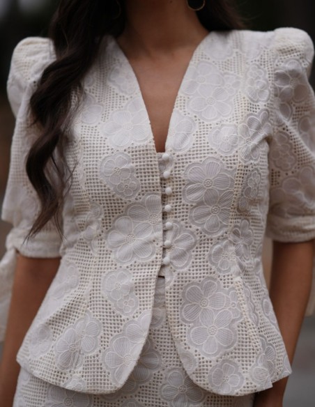 Ensemble deux pièces avec veste boutonnée et jupe crayon en tissu perforé