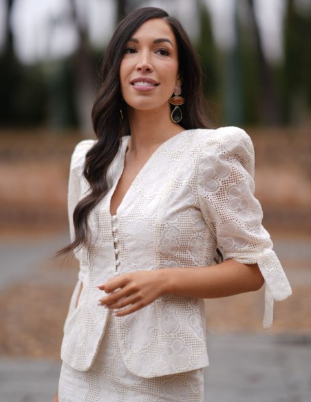 Ensemble deux pièces avec veste boutonnée et jupe crayon en tissu perforé