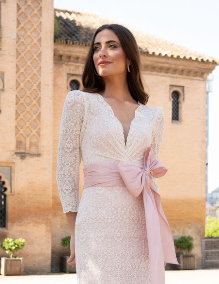 Robe midi blanc cassé avec dentelle et ceinture rose nude
