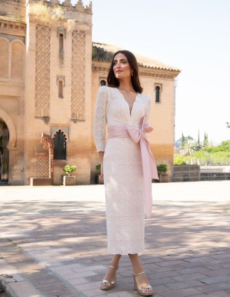 Robe midi blanc cassé avec dentelle et ceinture rose nude