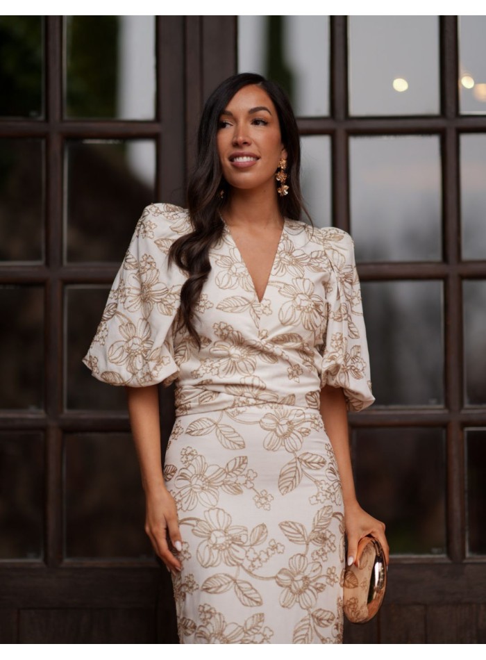 Conjunto en tono beige con detalles en dorado para invitada