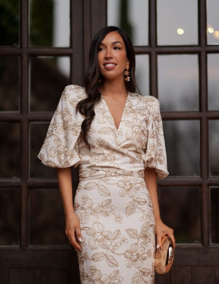 Beige two-piece set with gold details for guests