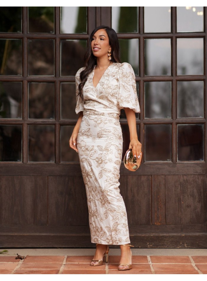 Beige two-piece set with gold details for guests