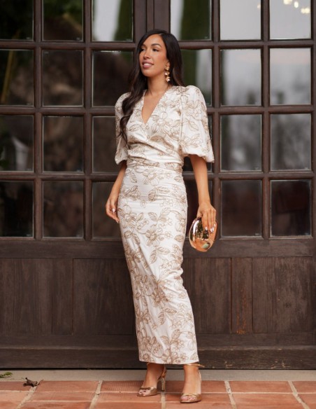 Conjunto de dos piezas en tono beige con detalles en dorado para invitada