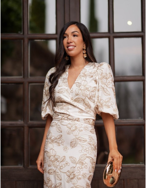 Ensemble deux pièces beige pour invités avec détails dorés 2