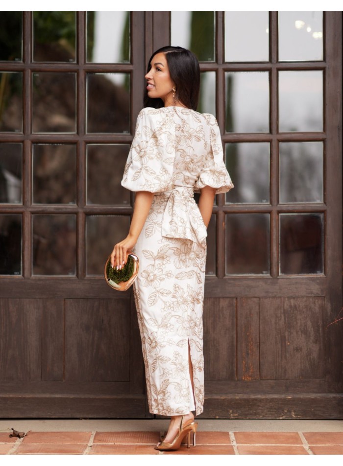 Beige two-piece set with gold details for guests